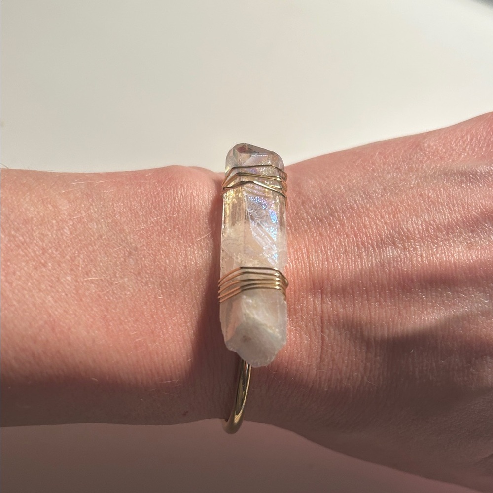 Elegant Gold and Crystal Bracelet